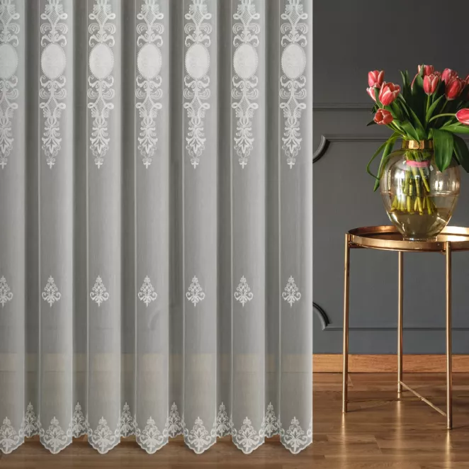 Firana szyta na taśmie 5 cm naturalna z delikatnej tkaniny typu aden, wykończonej kordonkowym haftem