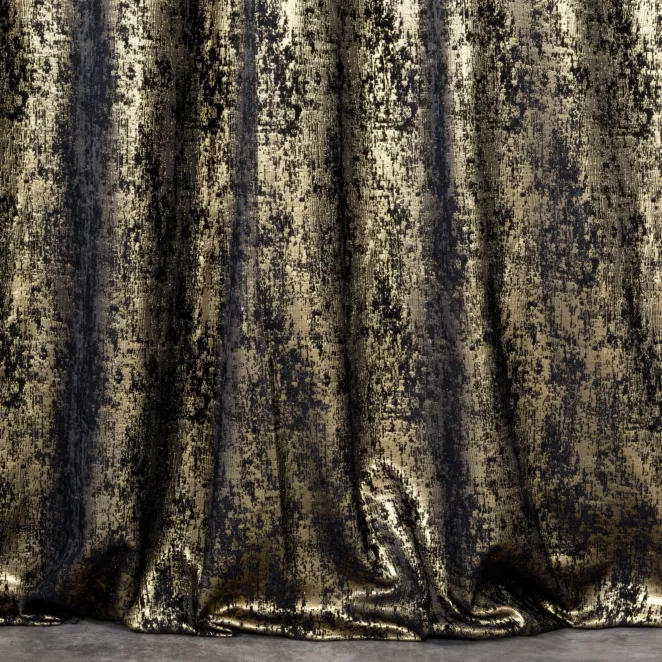 R139/4 Zasłona szyta na taśmie 5 cm MALLORCA czarno złocista z miękkiej tkaniny szenilowej przetykanej błyszczącą nicią