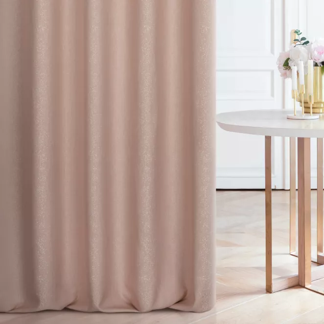 Zasłona szyta na taśmie 5 cm pudrowo różowa z tkaniny z dodatkiem połyskującej nici, z widocznym ozdobnym splotem