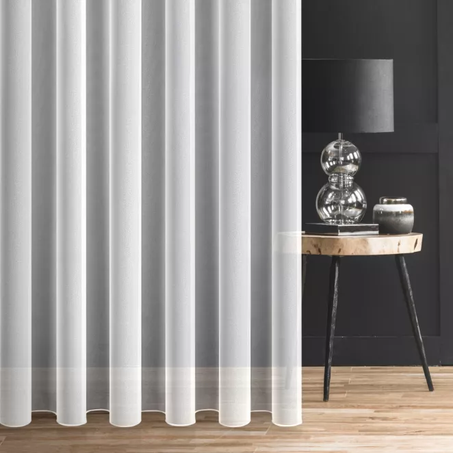 Firana szyta na taśmie 5 cm kremowa z połyskliwej tkaniny PERU, wykończona obciążnikiem