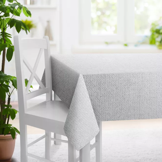 Obrus szyty biały z tkaniny z aplikacją