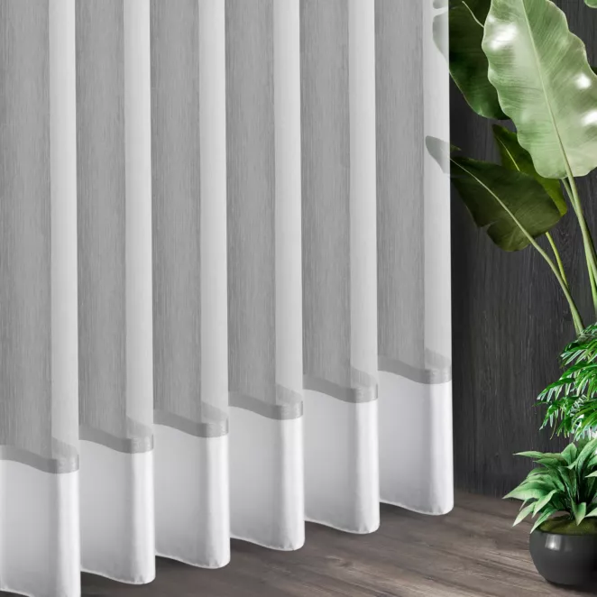 Tkanina firanowa z efektem deszczyku zakończona gładkim ozdobnym pasem