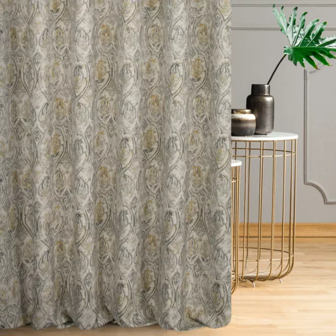 Zasłona szyta na taśmie 5 cm popielato musztardowa z tkaniny z dodatkiem bawełny i nici metalicznej, o wzorze ornamentowym, zawiera 20% bawełny