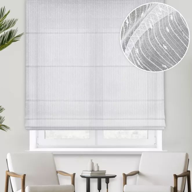 Roleta rzymska NIEVE biała z połyskującej siateczki z efektem deszczyku, z moherową nicią, wykończona obciążnikiem