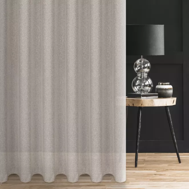 Tkanina firanowa z delikatnym połyskiem, wyraźnym splotem z efektem bukli, wykończona obciążnikiem
