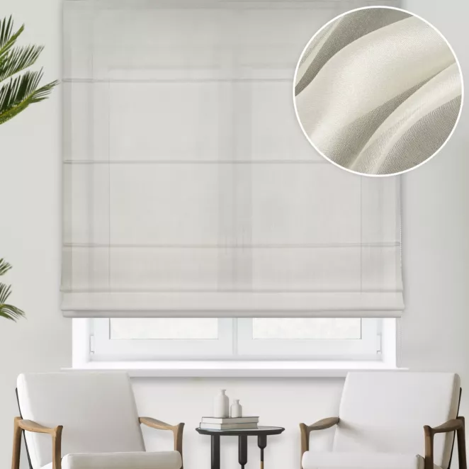 Roleta rzymska kremowa z delikatnie połyskującej tkaniny, wykończonej obciążnikiem