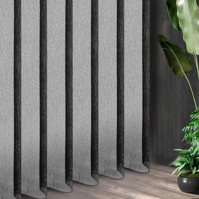 Tkanina firanowa z połyskującej siateczki z moherową nicią wykończona obciążnikiem