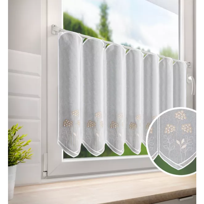 Tkanina firanowa zazdrostka z etaminy zdobiona haftem roślinnym