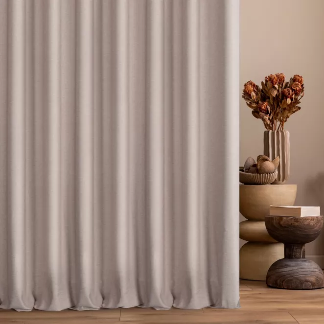 Zasłona szyta na taśmie 5 cm jasnobeżowa z miękkiej tkaniny o welurowej strukturze