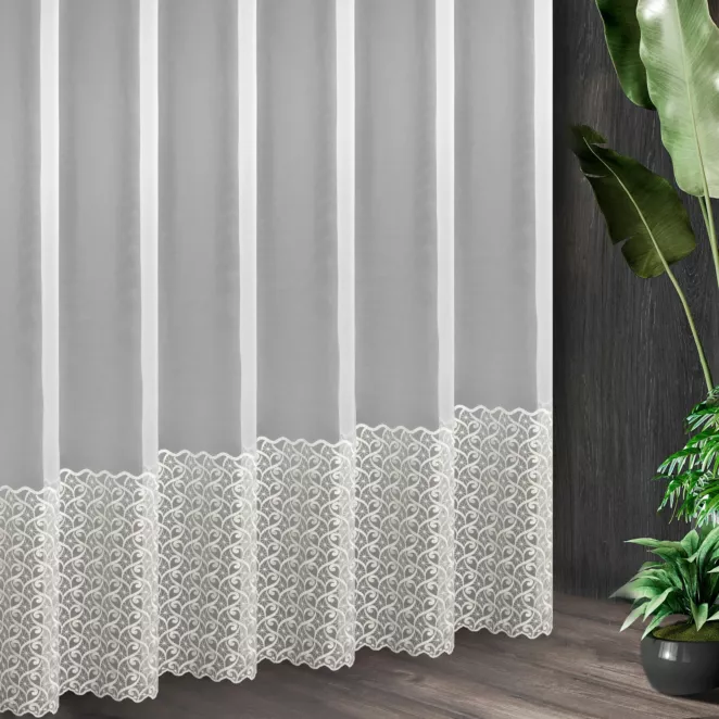 Tkanina firanowa  zwiewna i delikatna matowa mikrosiateczka w kolorze białym zakończona pasem haftu ze złotą nicią