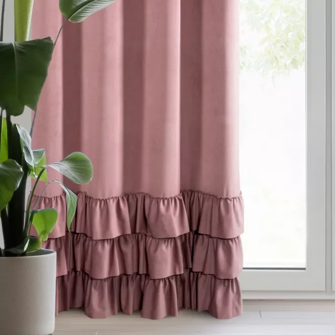 Zasłona ciemnoróżowa z welwetu zdobiona trzema subtelnymi falbanami 140x250 cm przelotka MEGI