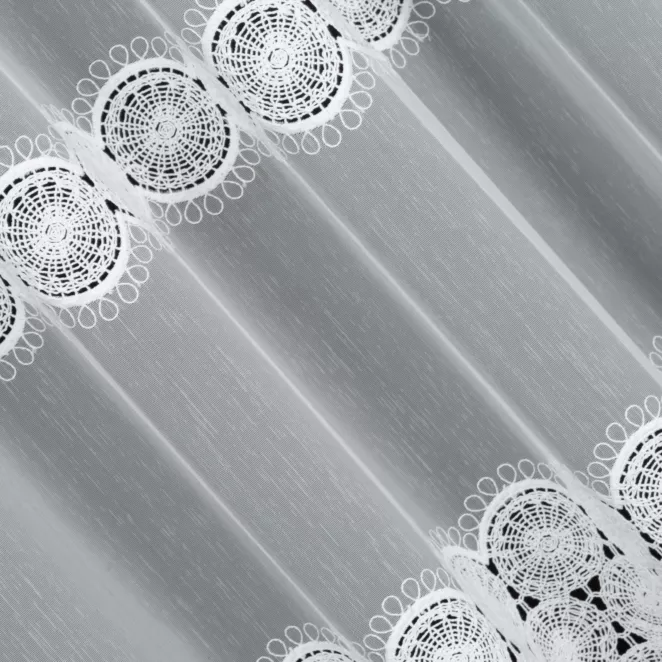 L139/4 Firana szyta na taśmie 5 cm biała z miękkiej w dotyku tkaniny typu aden, zdobionej kordonkową aplikacją