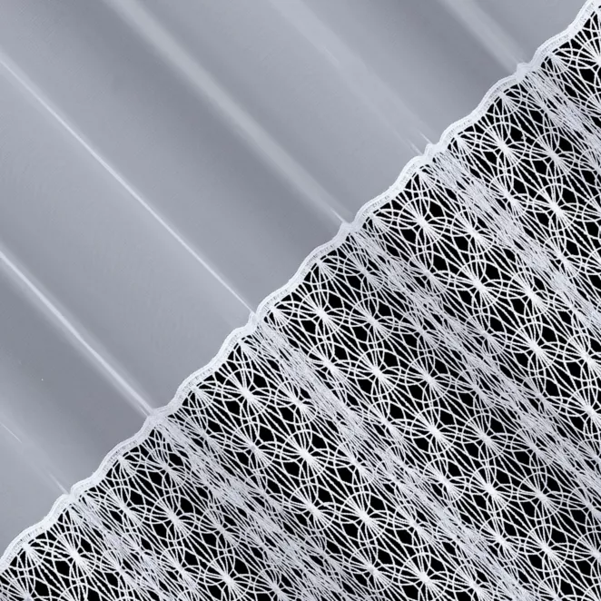 E18/1 Firana szyta na taśmie 5 cm biała z matowej tkaniny PERU, zdobionej szerokim pasem, luźnej aplikacji o geometrycznym wzorze Italissima Eva Minge