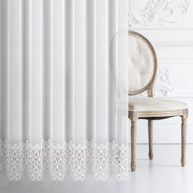Firana szyta na taśmie 5 cm BIBIANA biała z matowej markizety zdobionej piękną koronkową aplikacją