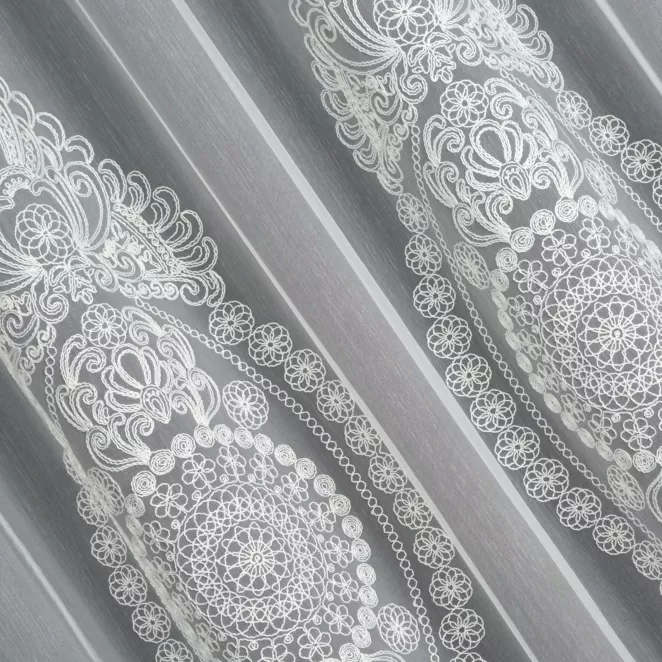 E125/2 Firana szyta na taśmie 5 cm kremowa z tkaniny typu aden zdobionej ekskluzywnym haftem Italissima Eva Minge