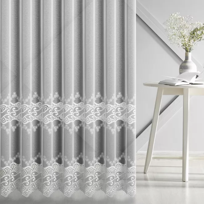 Firana szyta na taśmie 5 cm biała z matowej markizety zdobionej dwoma pasami aplikacji