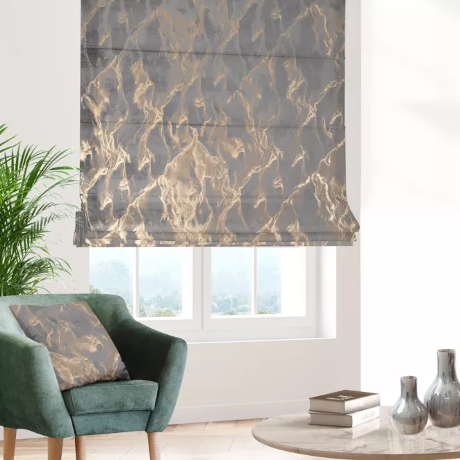Roleta rzymska srebrno złocista z tkaniny welwetowej ze złotym marmurkowym nadrukiem