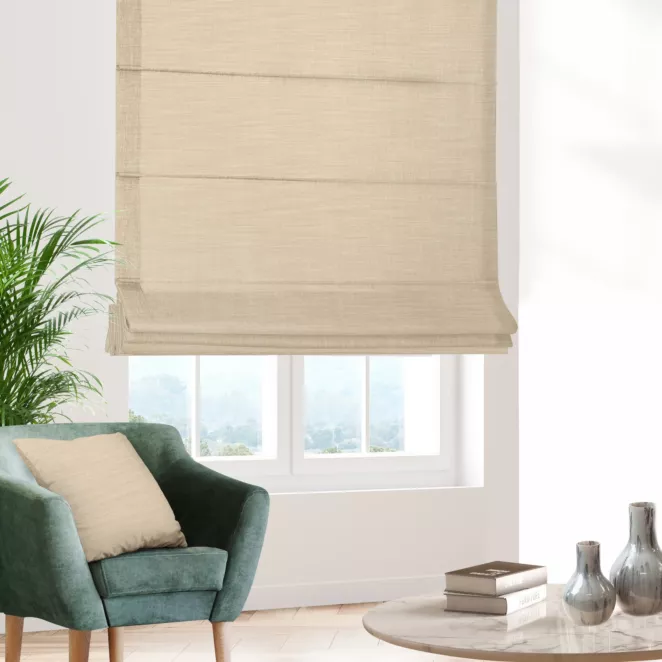 Roleta rzymska beżowa z miękkiej tkaniny o naturalnym splocie w stylu ekologicznym