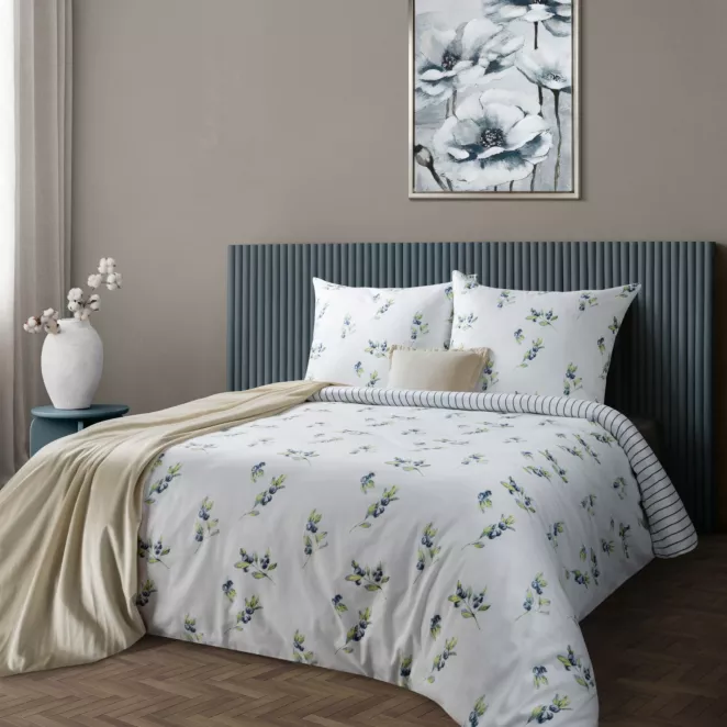 Pościel 140x200 cm komplet 2 częściowy z satyny bawełnianej kolor biało, granatowy zdobiona nadrukiem uroczych jagódek RAYA 4