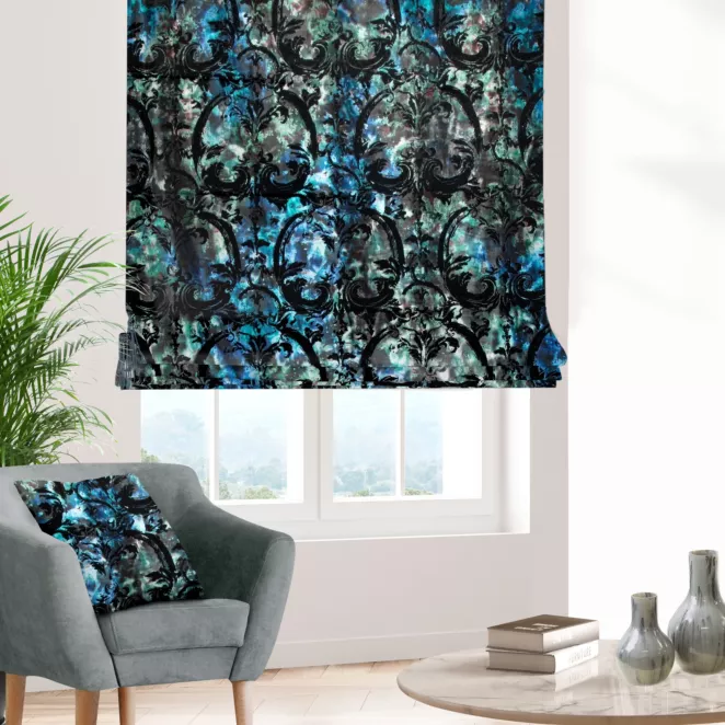 Roleta rzymska czarno turkusowa z grubej welwetowej tkaniny w duży ornamentowy wzór