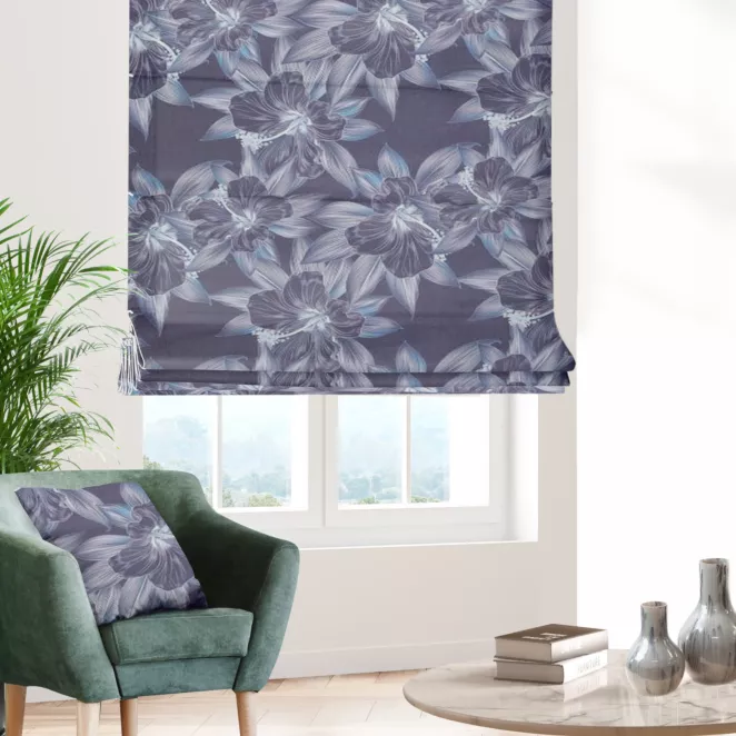 Roleta rzymska MARLENE granatowo niebieska z miękkiej tkaniny typu blackout drukowanej w duży kwiatowy wzór