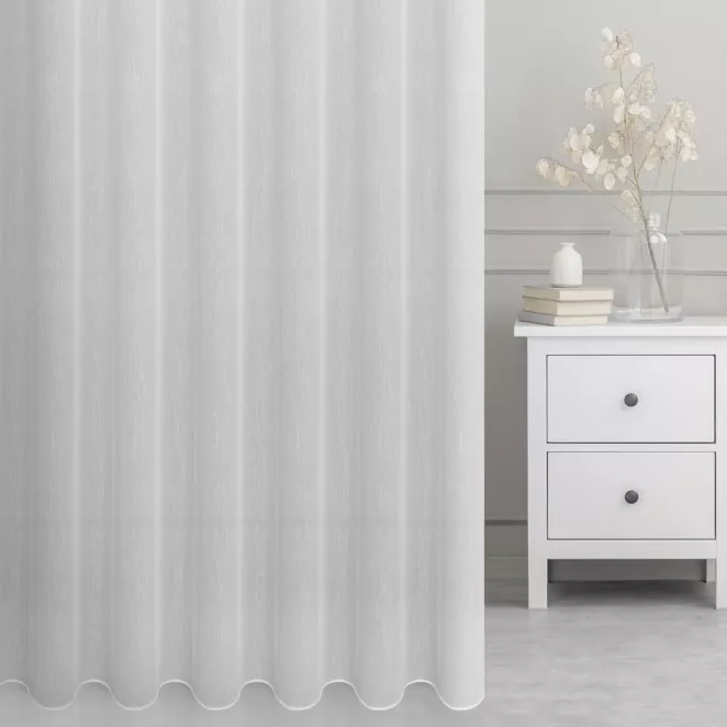 Firana szyta na taśmie 5 cm biała z miękkiej tkaniny o lekkim splocie i delikatnym połysku, wykończona obciążnikiem