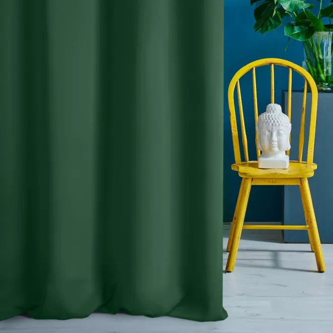 Zasłona szyta na taśmie 5 cm zielona z gładkiej zaciemniającej tkaniny typu dimout