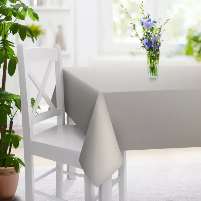 Obrus szyty jasnobeżowy z gładkiej tkaniny zaciemniającej typu dimout wykończona obciążnikiem