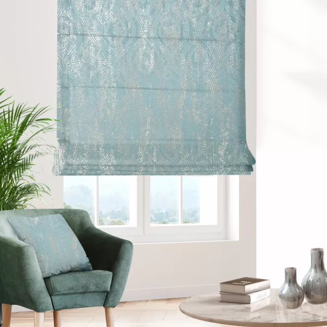 Roleta rzymska niebiesko złocista z grubej, welwetowej tkaniny z geometrycznym wzorem, zdobiona delikatnie połyskującym nadrukiem