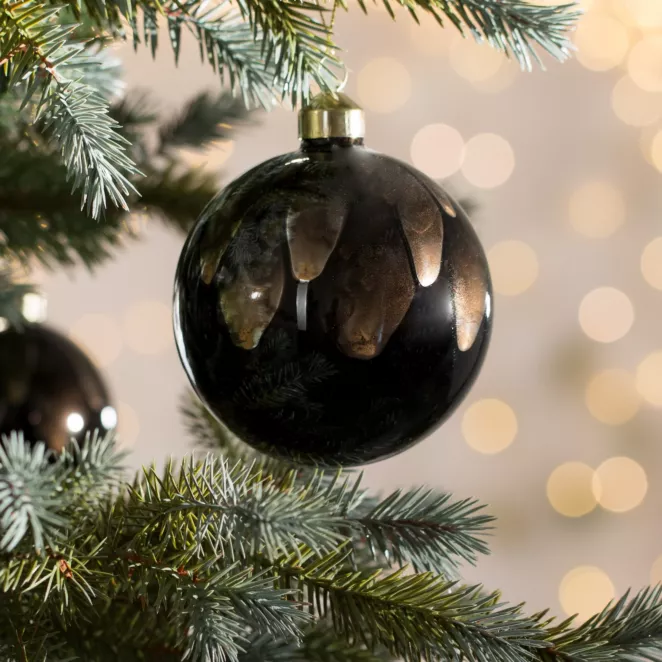 Szklana bombka choinkowa ręcznie zdobiona motywem delikatnych liści