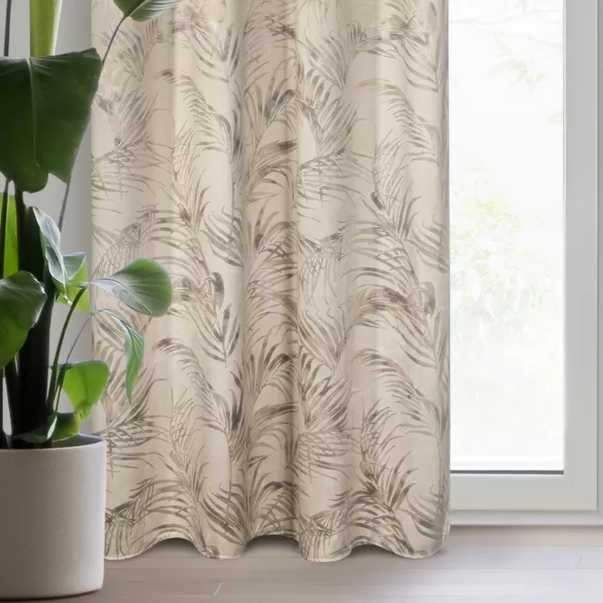 Zasłona beżowo, szampańska zdobiona nadrukiem liści palm z welwetu 135x270 cm przelotka - DEBRA