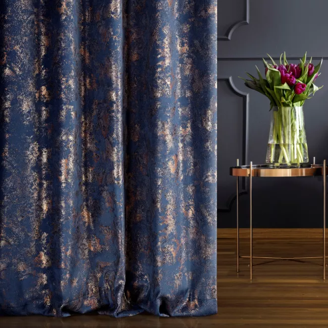 Zasłona szyta na taśmie 5 cm OMERTA granatowo miedziana z miękkiej, welwetowej tkaniny z nieregularnym nadrukiem Italissima Eva Minge