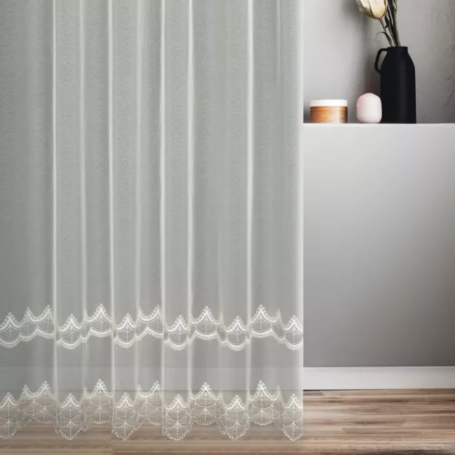 Firana szyta na taśmie 5 cm kremowa z matowej markizety zdobionej dwoma pasami aplikacji