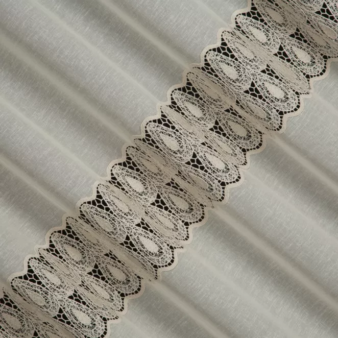 H214/2 Firana szyta na taśmie 5 cm beżowa z matowej etaminy ozdobionej szeroką ażurową aplikacją w stylu eko