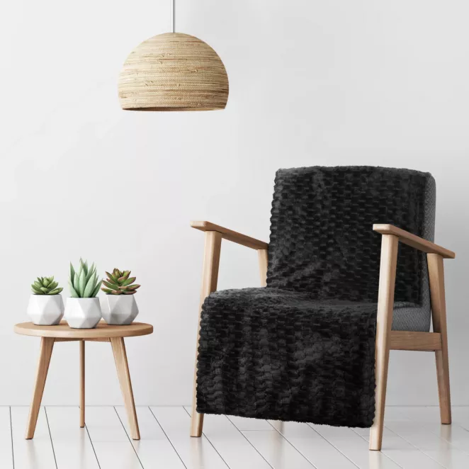 Narzuta na fotel-koc 70x160 cm czarna miękka w dotyku z wytłaczanym wzorem jodełki CINDY 5 Design 91