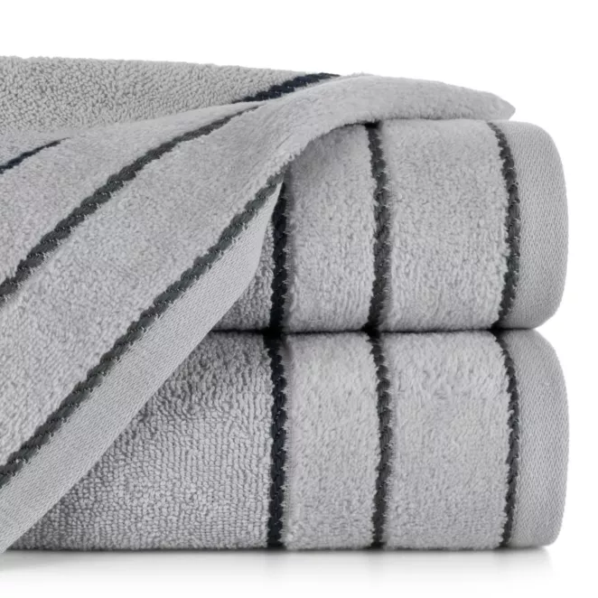 Ręcznik kąpielowy 70x140 cm bawełniany kolor srebrny z welwetową bordiurą i kontrastującymi paseczkami 500 g/m2 NEL