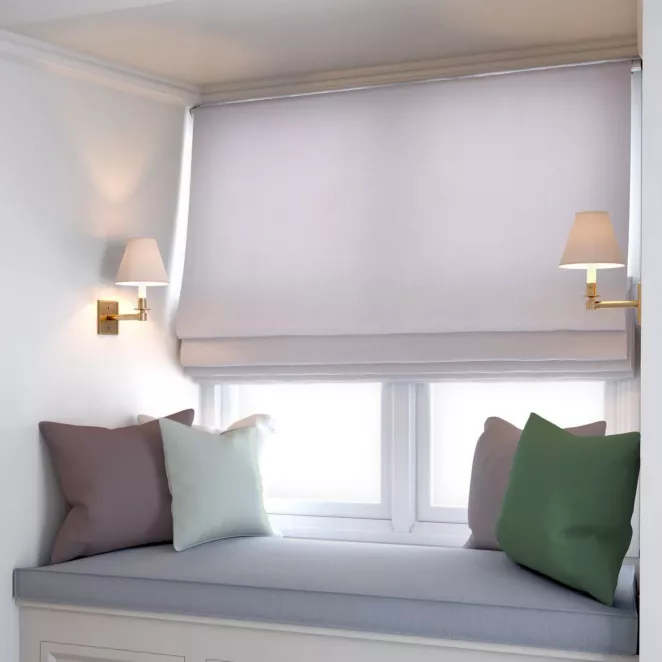 Roleta rzymska STYLE srebrna o naturalnym charakterze, z widocznym, ozdobnym splotem