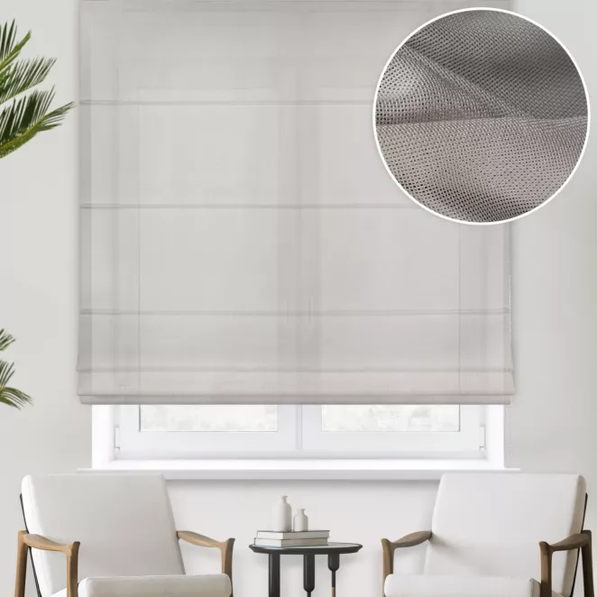 Roleta rzymska beżowa z miękkiej tkaniny o luźnym splocie i lekkim połysku, odporna na zaciągnięcia, wykończona obciążnikiem