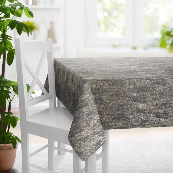 Obrus szyty grafitowo złocisty z grubej, welwetowej tkaniny z geometrycznym wzorem, zdobiona delikatnie połyskującym nadrukiem