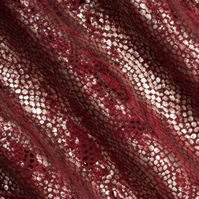 R184/9 Zasłona szyta na taśmie 5 cm bordowo złocista z grubej, welwetowej tkaniny z geometrycznym wzorem, zdobiona delikatnie połyskującym nadrukiem