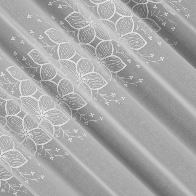 H217/1 Firana szyta na taśmie 5 cm biała z cienkiej etaminy ozdobionej matowym haftem w kwiatowy wzór