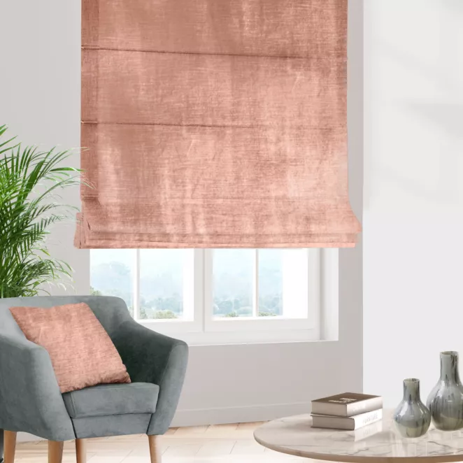 Roleta rzymska SAFARI 1 pudrowo różowa z miękkiej welwetowej tkaniny z połyskiem i poziomym prążkiem