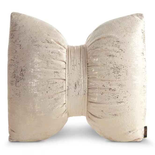 Poduszka 45x55 cm welwetowa kolor beżowy w kształcie kokardy z przecieranym lśniącym wzorem KODARDA 1