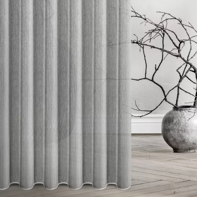 Firana szyta na taśmie 5 cm srebrna z delikatnej tkaniny typu deszczyk wykończona obciążnikiem