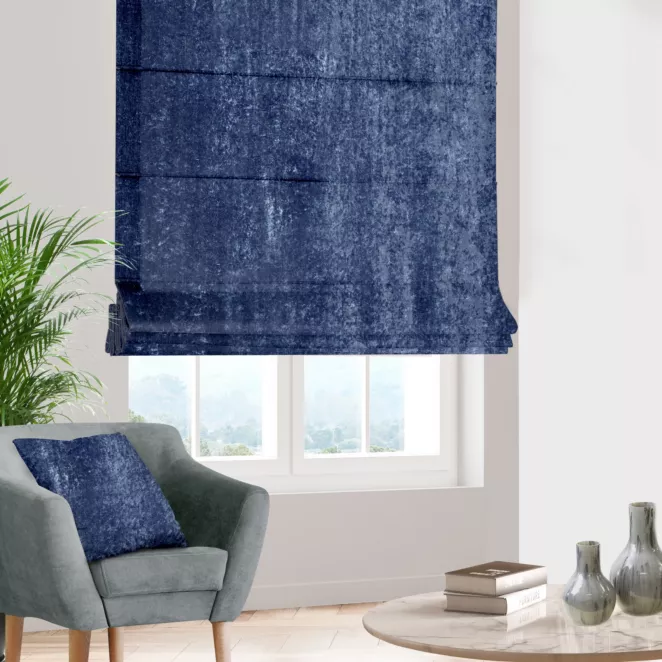 Roleta rzymska niebieska z miękkiej tkaniny welwetowej z efektem kreszowania