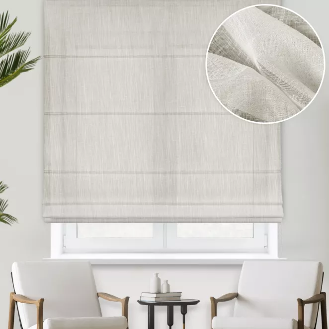 Roleta rzymska kremowa z gładkiej, miękkiej etaminy z delikatnie zarysowanym wzorem w prążki, wykończona obciążnikiem