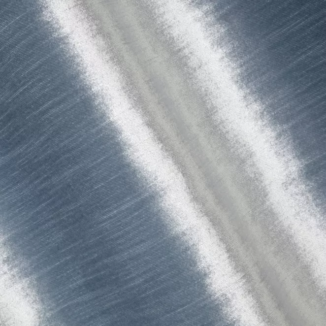 R169/4 Zasłona szyta na taśmie 5 cm SAFARI 1 niebieska z miękkiej welwetowej tkaniny z połyskiem i poziomym prążkiem