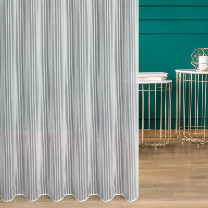 Firana szyta na taśmie 5 cm biało jasnozłota tkanina w cienkie pionowe pasy, zdobione połyskującą nicią w złotym kolorze, wykończona obciążnikiem