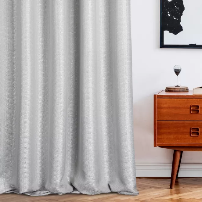 Zasłona szyta na taśmie 5 cm srebrna z tkaniny o grubym splocie przetykanej błyszczącą nicią