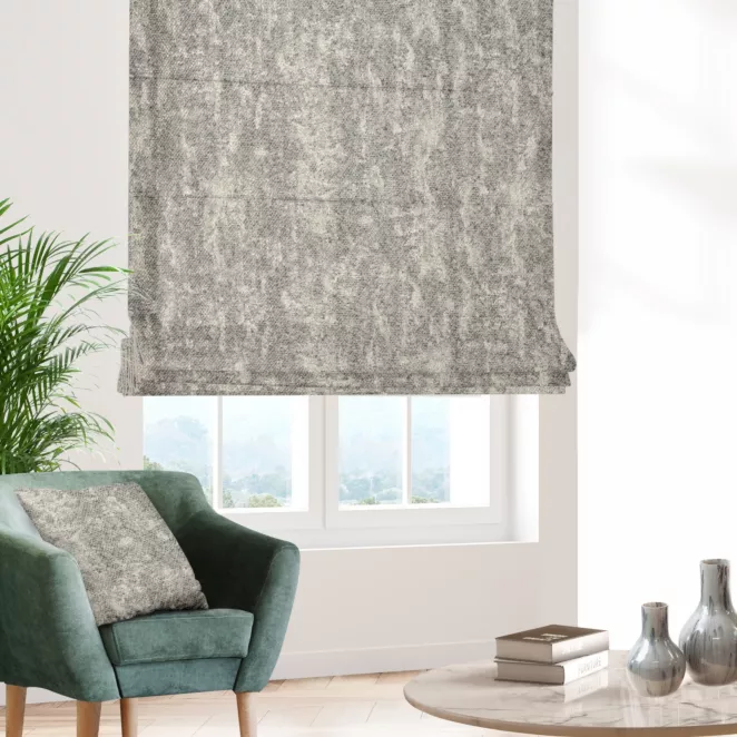 Roleta rzymska popielato złota z tkaniny o grubym, naturalnym splocie z delikatnym połyskiem